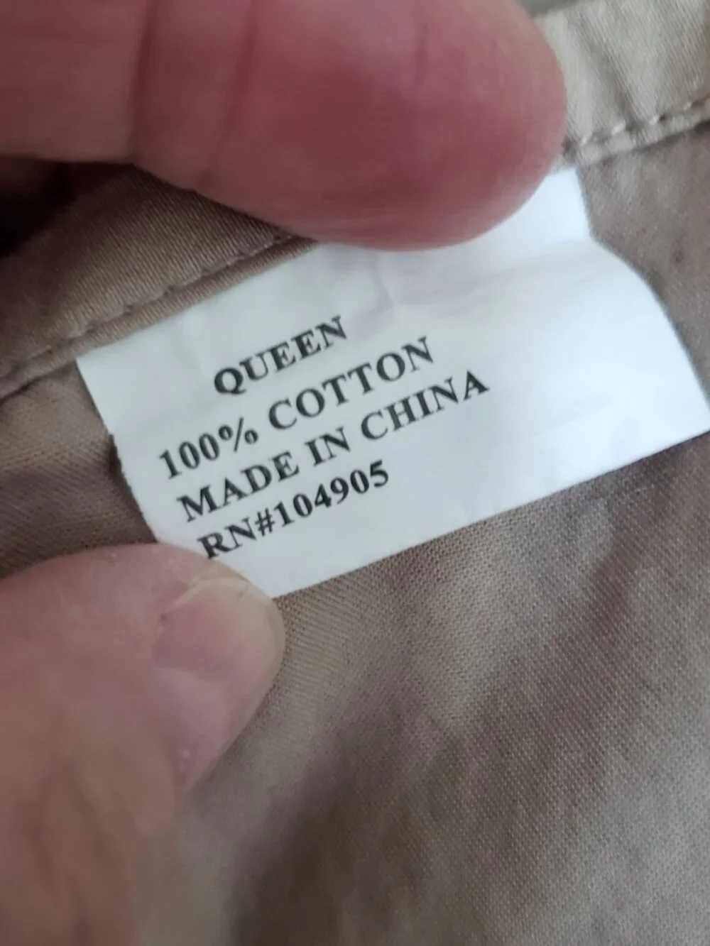 2 sets of queen sheets (fitted and flat + 2 pillowcases for each set). - Picture 2 of 4